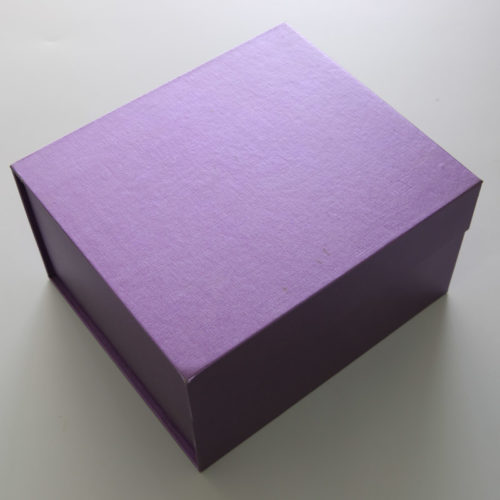 紫色美術紙精裝磁鐵書型盒